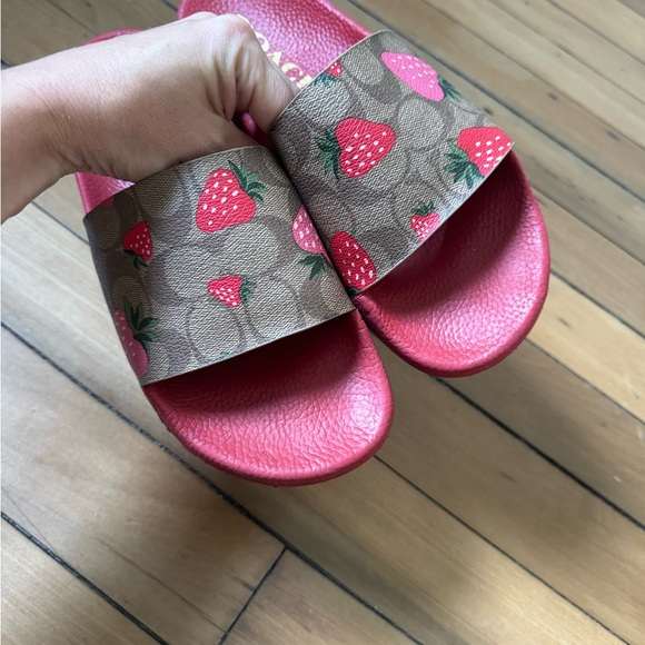 Coach Uli Sport Slide In Signature Canvas With Wild Strawberry Print - Picture 3 of 4